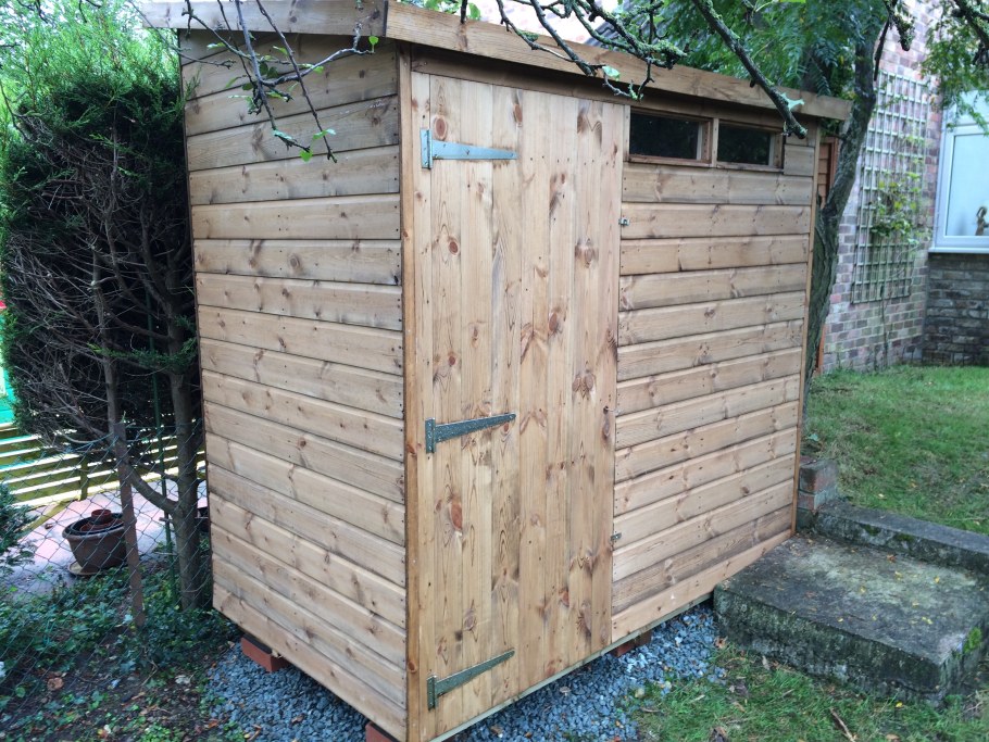 Деревянный душ для дачи с подогревом