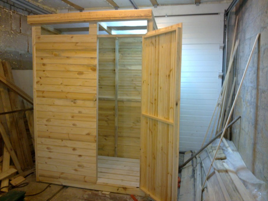 Душ на даче с раздевалкой своими
