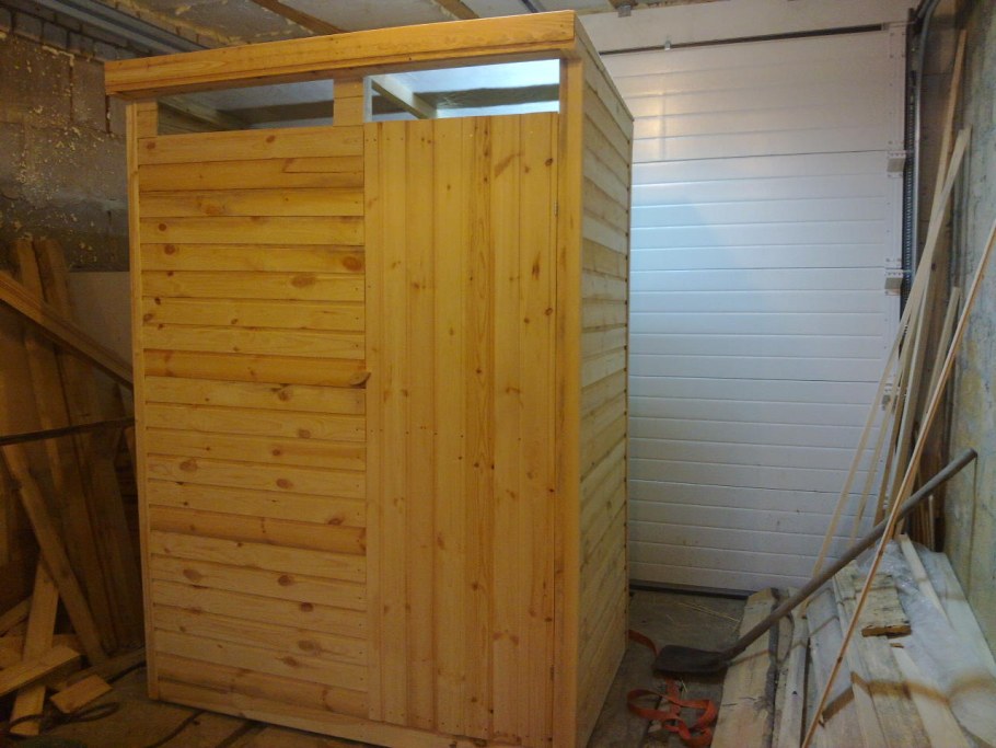 Деревянный летний душ с раздевалкой