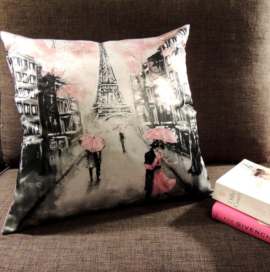 Диваны с подушками с рисунком города