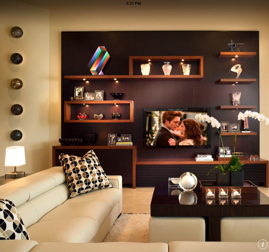 Полка над диваном с подсветкой