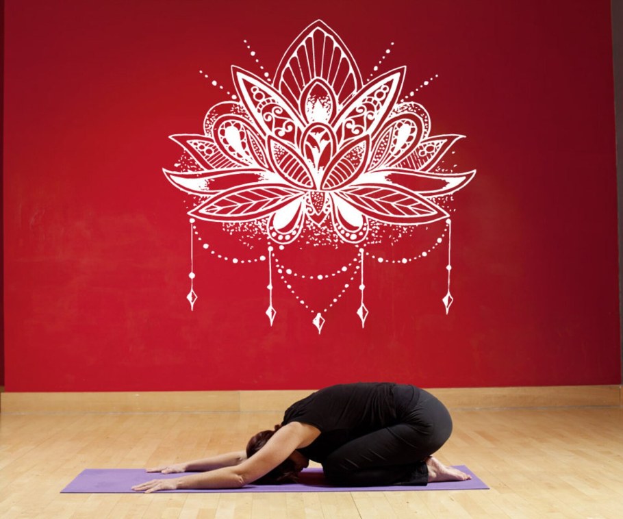 Мандала на стене в интерьере