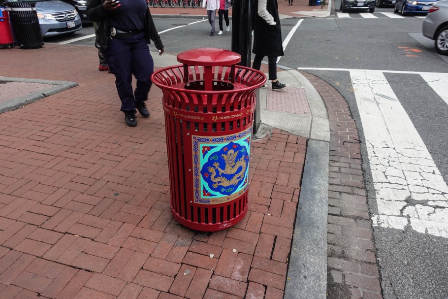 Красивый мусорный бак