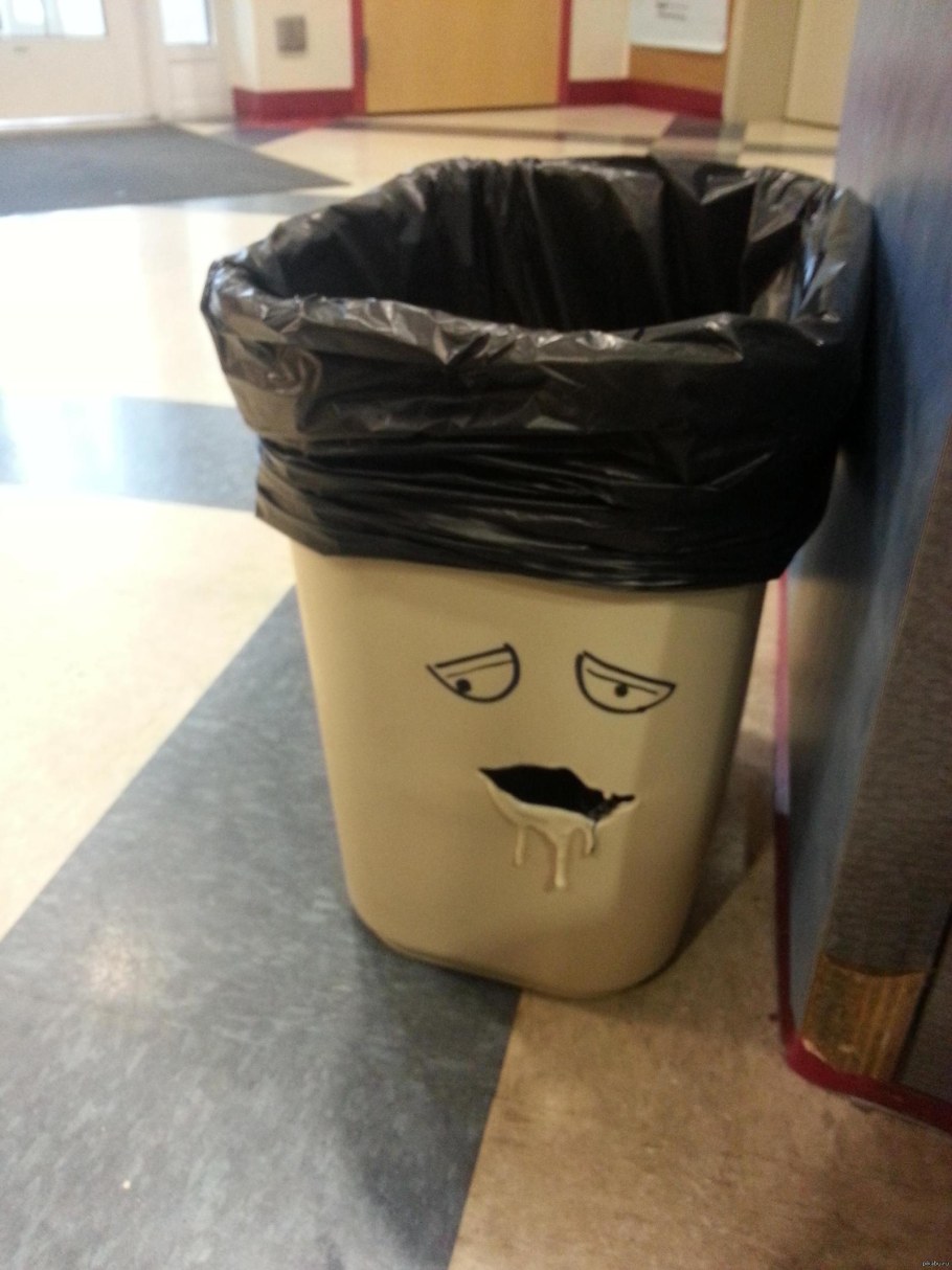 Мусорная корзина во дворе