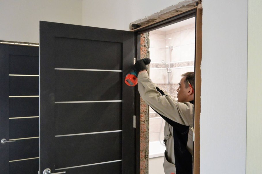 Монтаж межкомнатных дверей