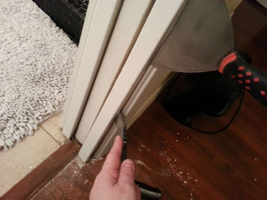 Запенивание дверной коробки межкомнатной двери