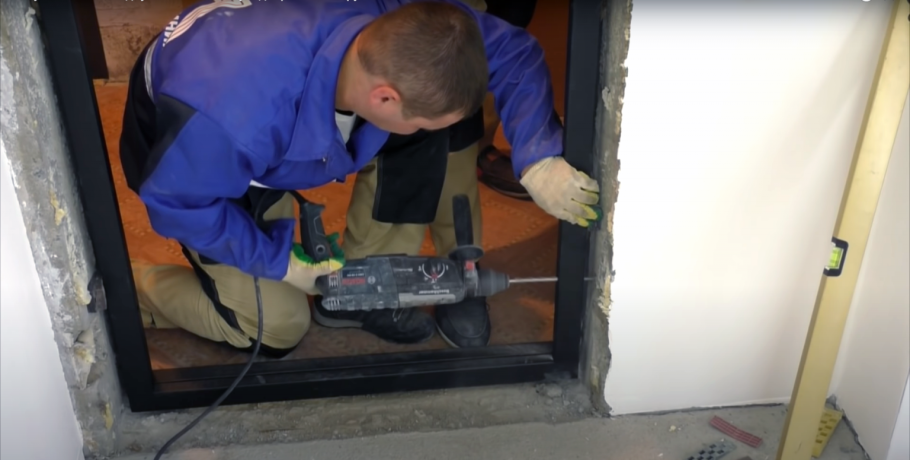 Монтаж входной металлической двери и трубы отопления