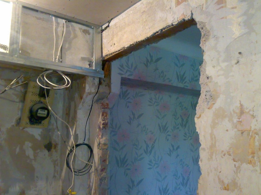 Демонтаж старого дверного проема