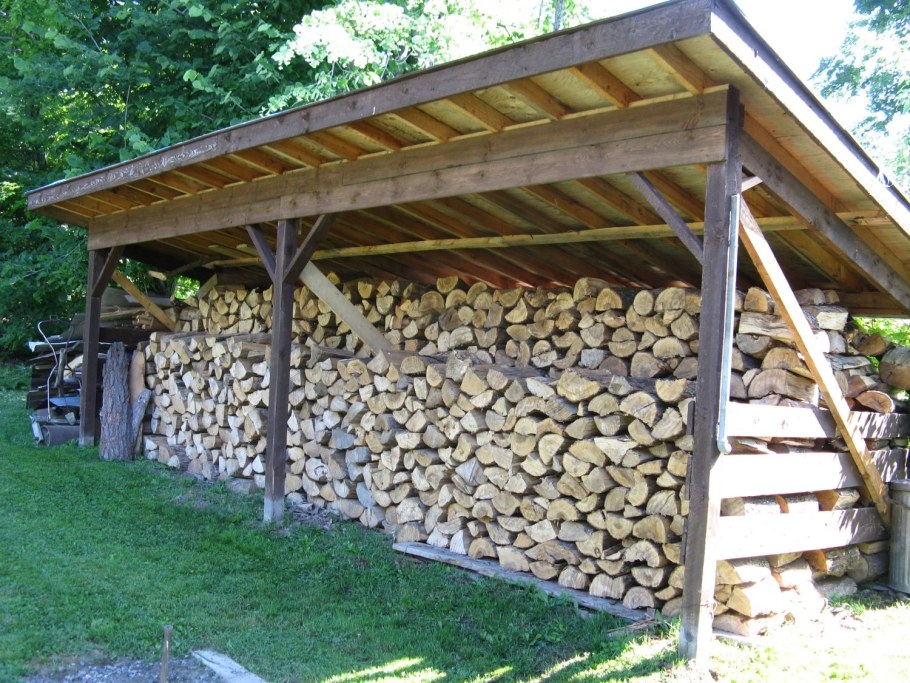 Дровник сзади сарая