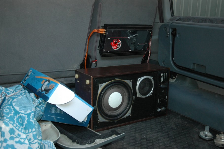 Динамики в УАЗ Хантер