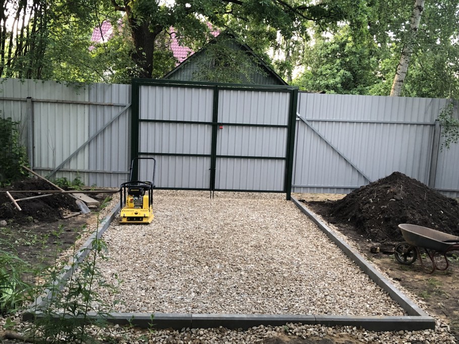 Площадка под автомобиль на даче