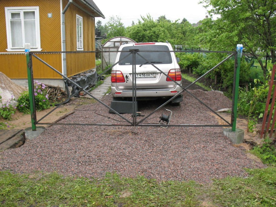 Заезд для машины на даче