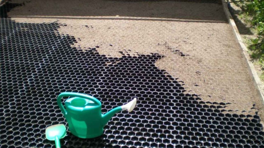 Экопарковка засыпанная щебнем