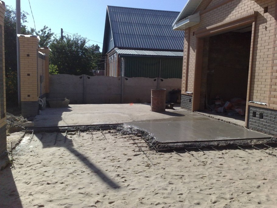 Бетонирование площадки перед домом