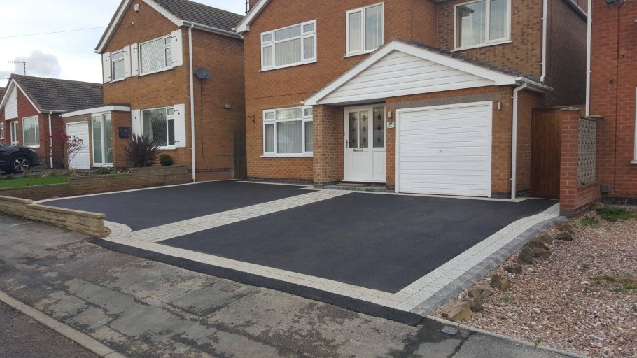 Асфальтированный двор в частном доме