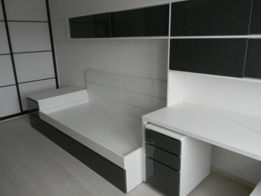 Стол с толстой столешницей