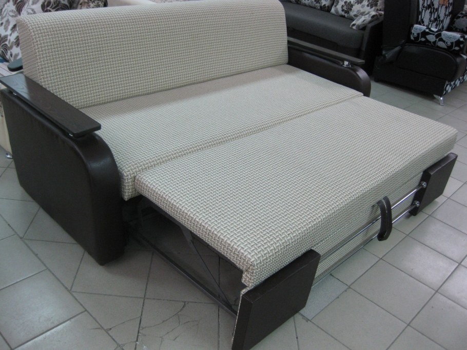Большой диван с выездным столиком