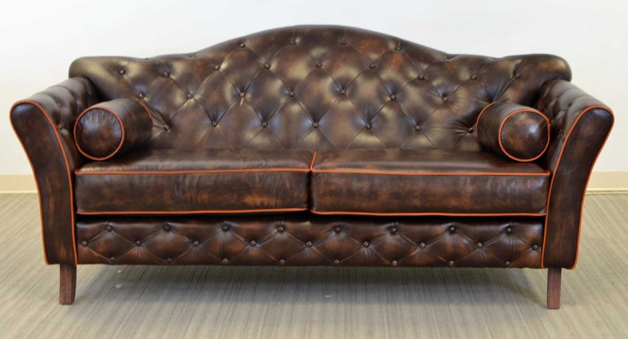 Кожаный диван с пуговицами