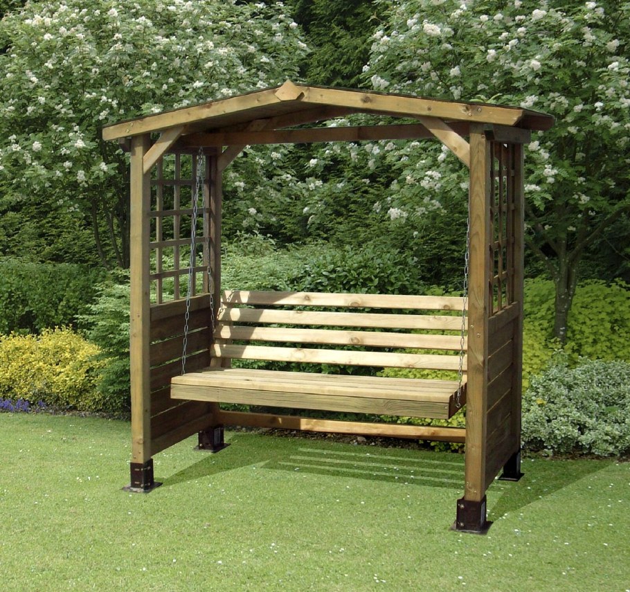 Деревянные скамейки с навесом