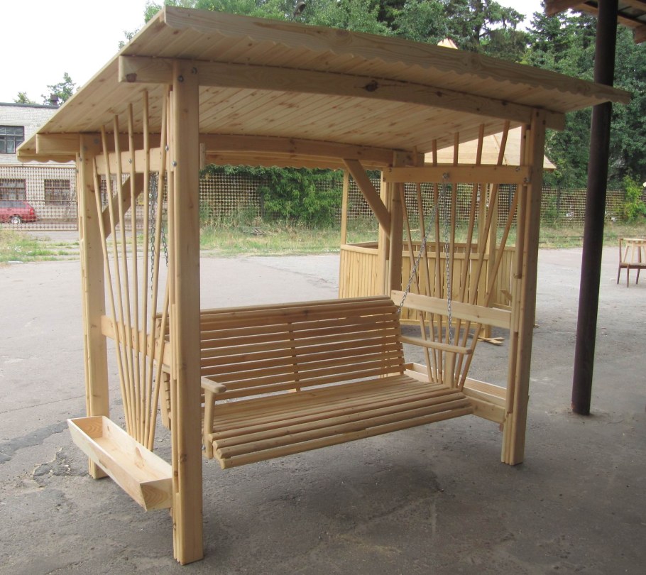 Деревянная беседка с качелями