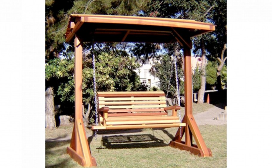 Деревянные качели с навесом