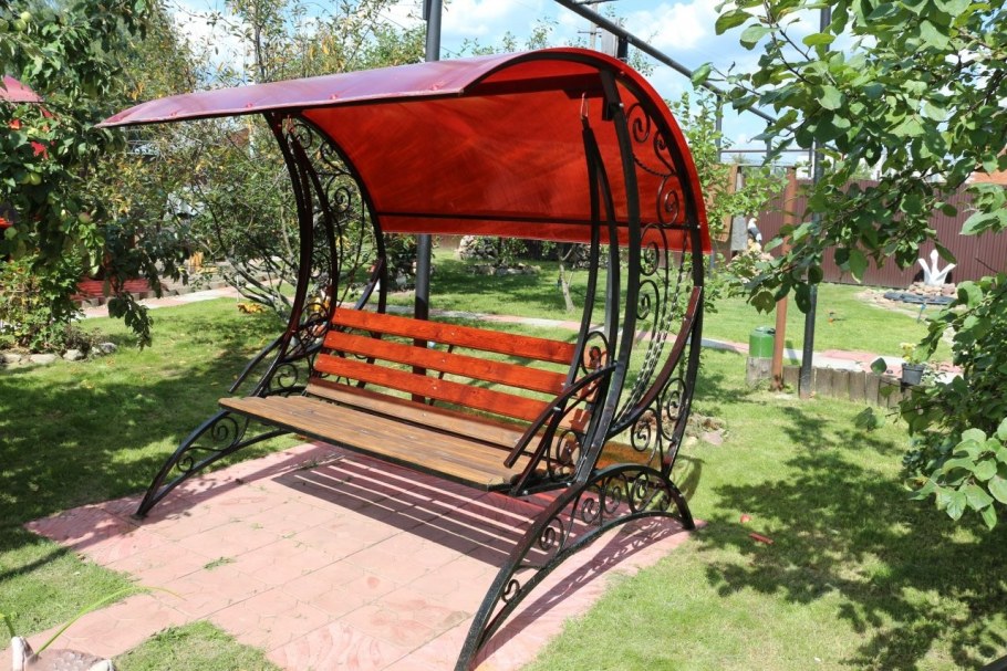 Качели с навесом из поликарбоната