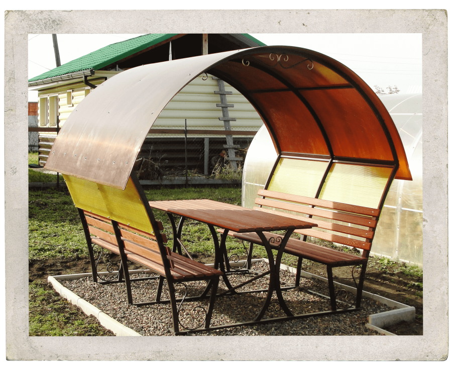 Скамейка с навесом из поликарбоната