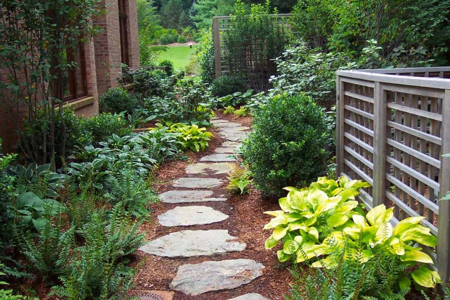 Озеленениетвдоль забора