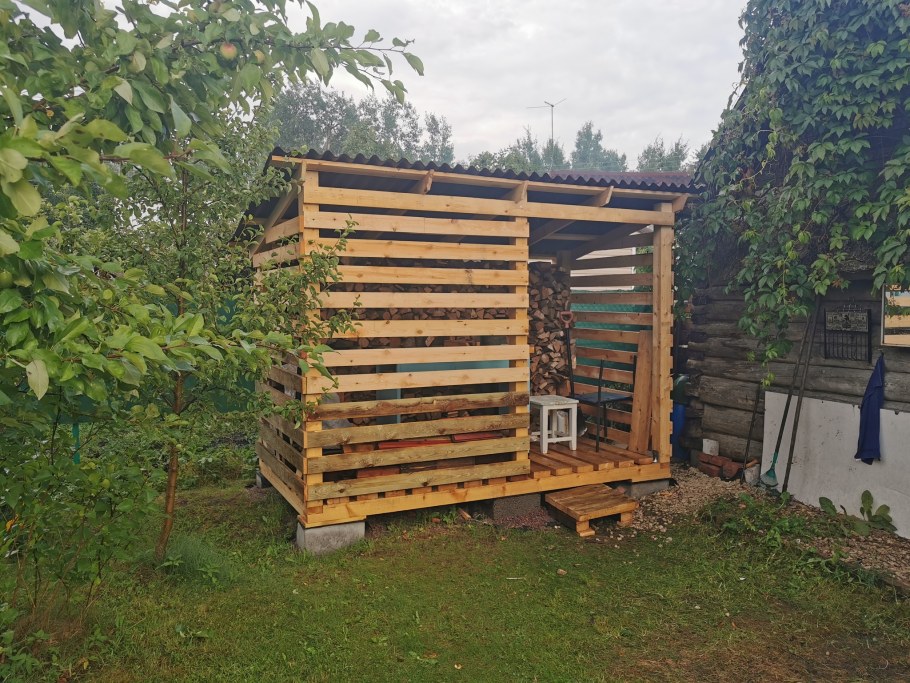 Дровяник пирамидой