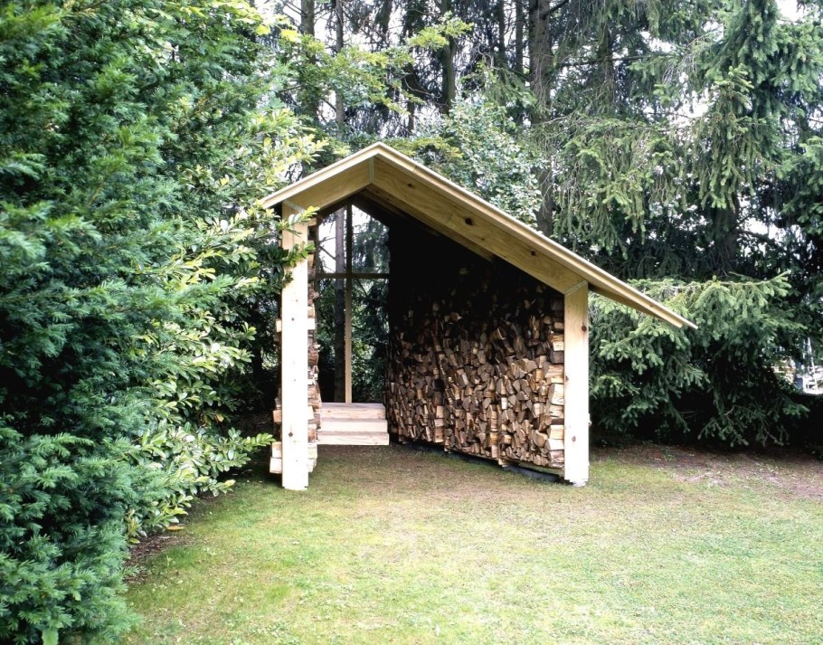 Дровяник пирамидой