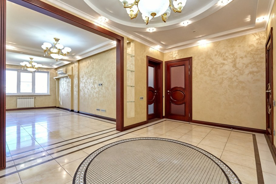 Внутренняя отделка зала в частном доме