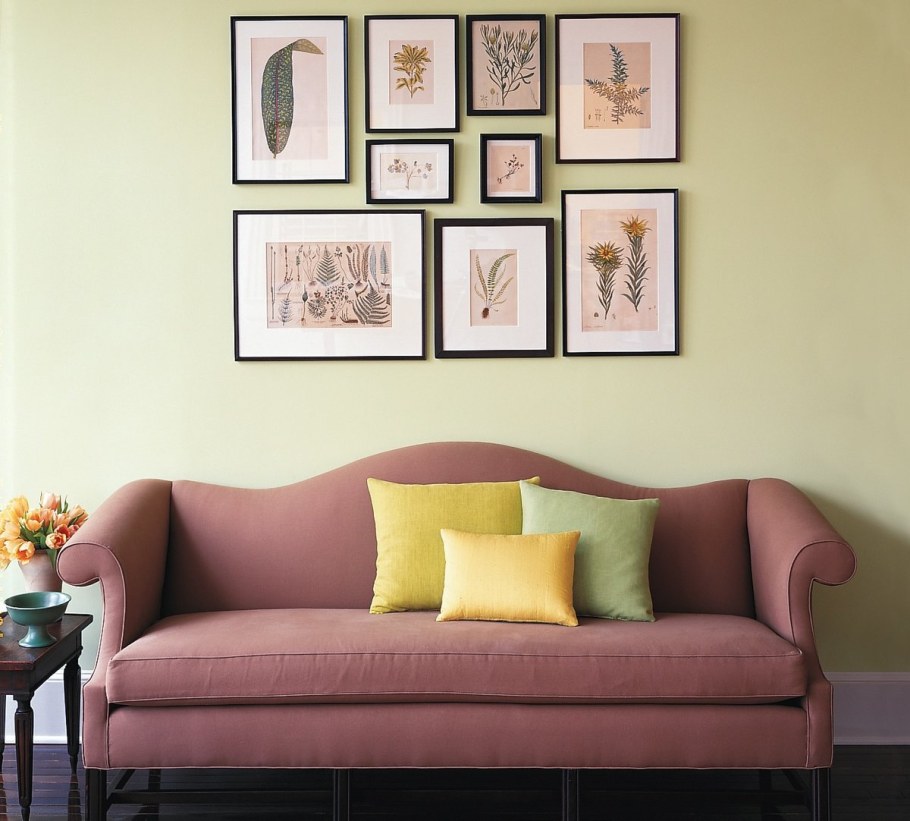 Коричневый диван в интерьере гостиной