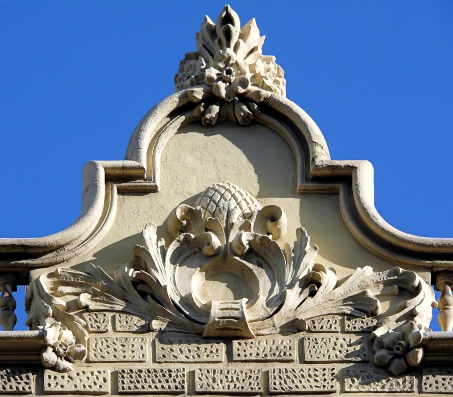 Лепнина на фронтоне