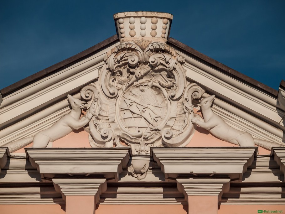 Розетка потолочная резная