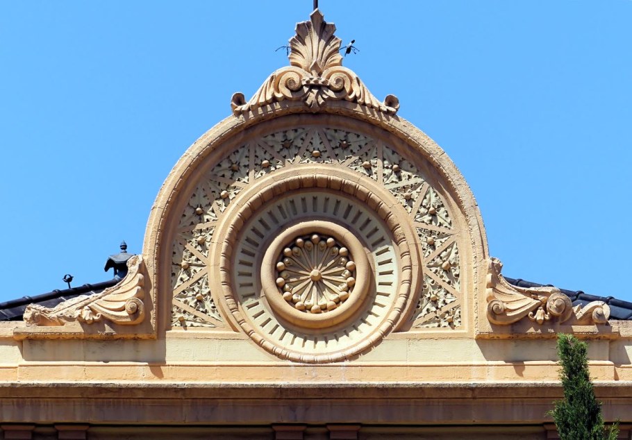 Сократ медальон фасад