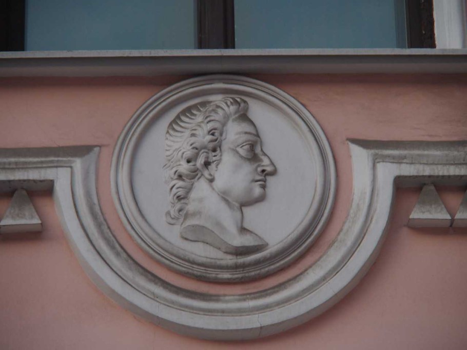 Строгановский дворец медальоны