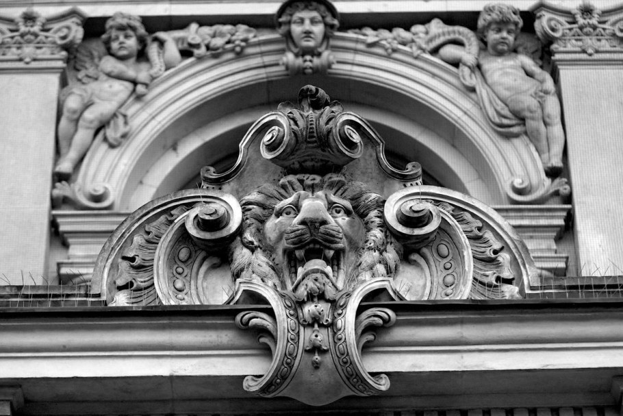 Круглый барельеф