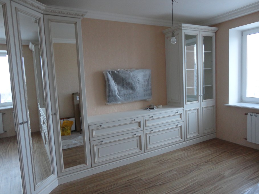 Перекраска шкафа в гостиной