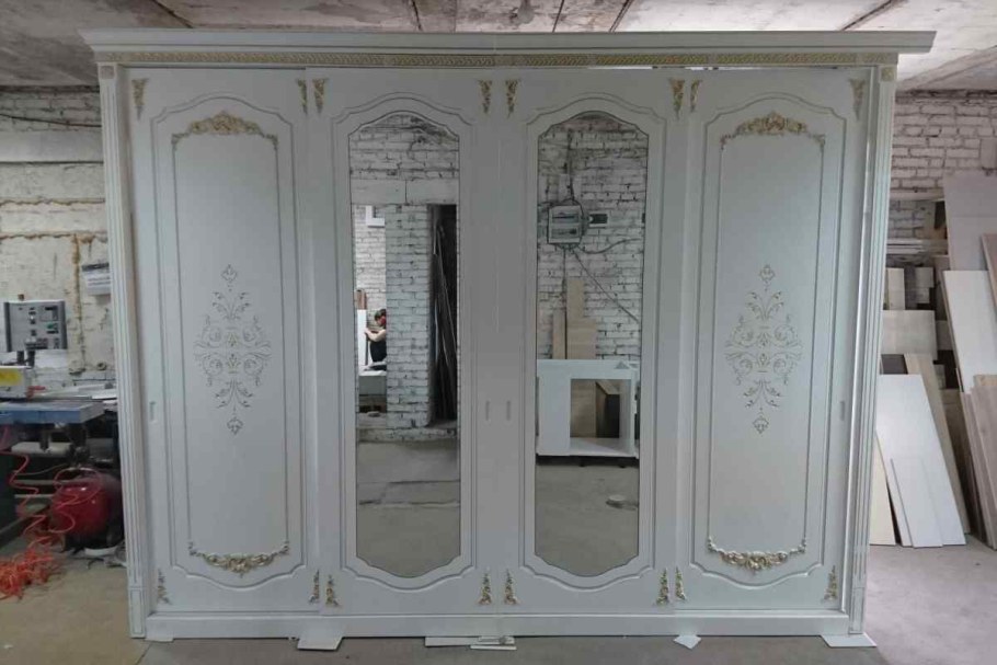 Переделка старого шкафа с резными розочками