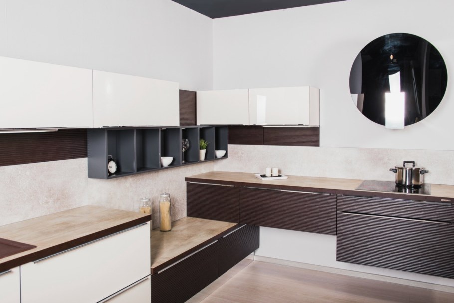 Кухня с шоколадными фасадами