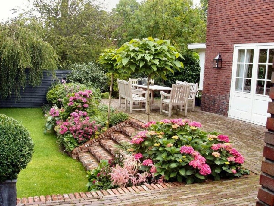 Сад во дворе