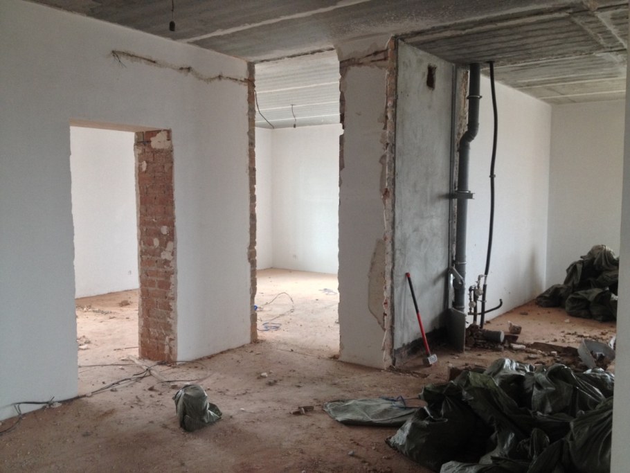 Строители делают ремонт в квартире