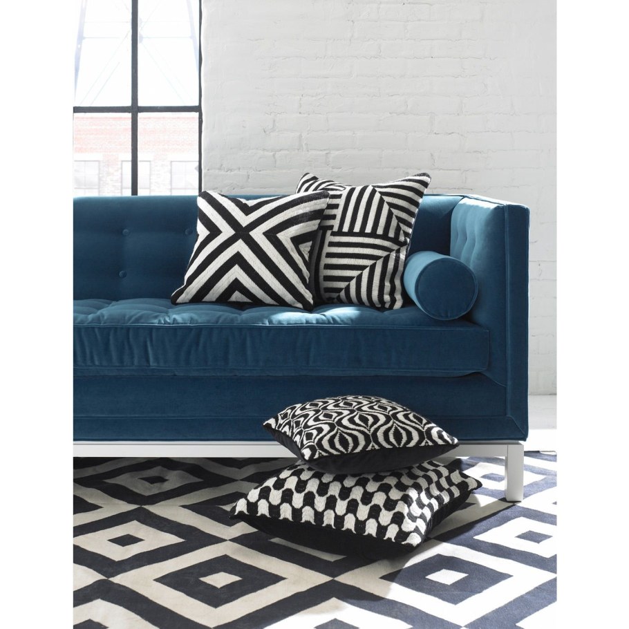 Диван в синюю полоску