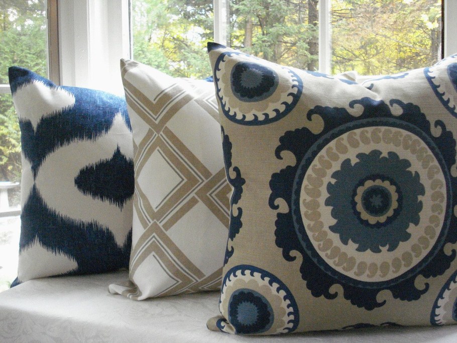 Диванная подушка бежево голубая