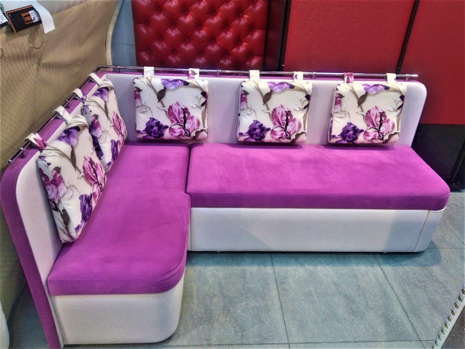 Кухонный диван фиолетового цвета