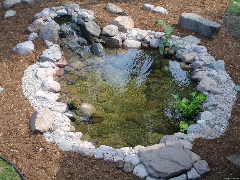 Пруд выложенный камнем