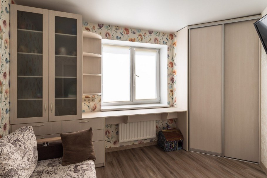 Шкаф у окна со столом