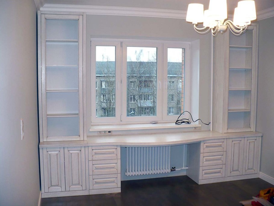 Письменный стол у окна