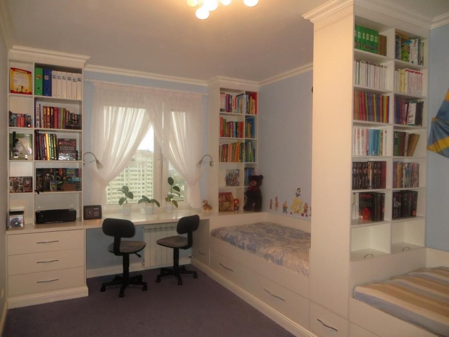 Шкаф вокруг окна со столом