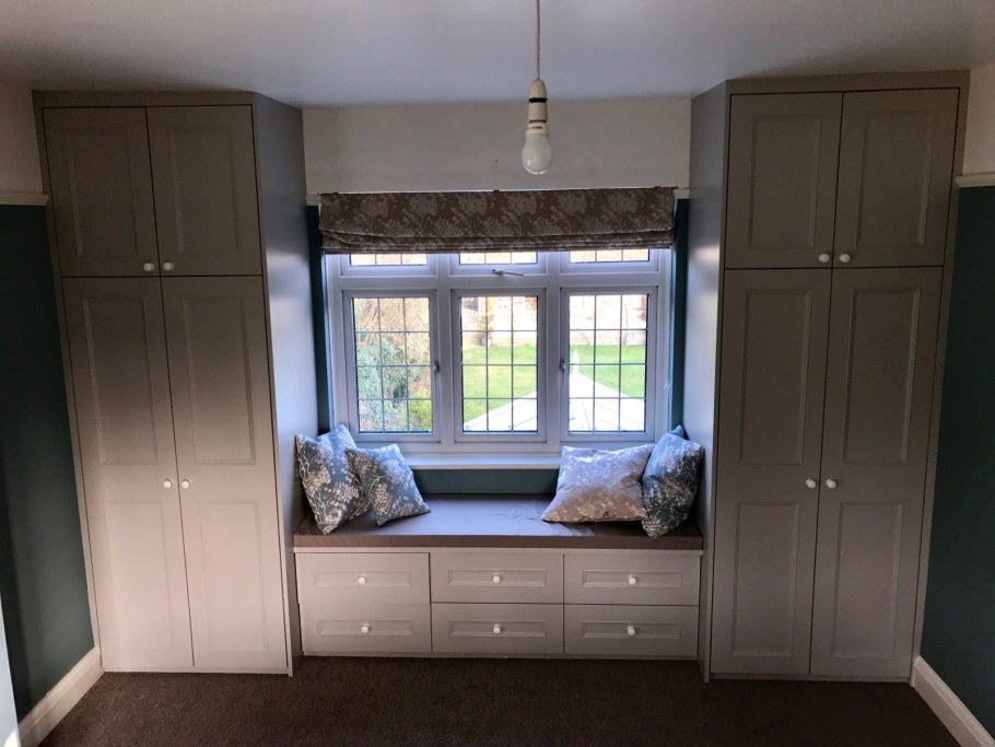 Шкаф вокруг окна